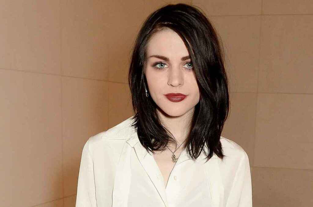 Frances Bean Cobain Reveals That She Is Two Years Sober