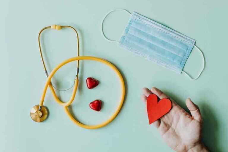 representing delray beach medical detox, a stethoscope paper heart and face mask